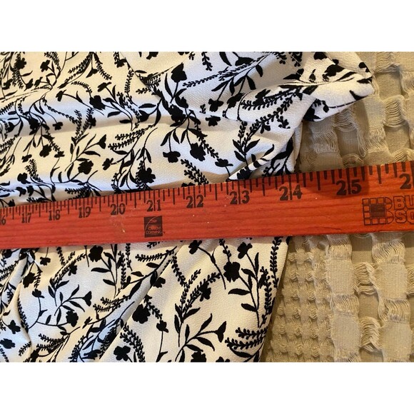 A.U.W. Blouse Plus size 3X  Top Wrap  with Cap Sleeve White w/ Black Pattern - Picture 6 of 7